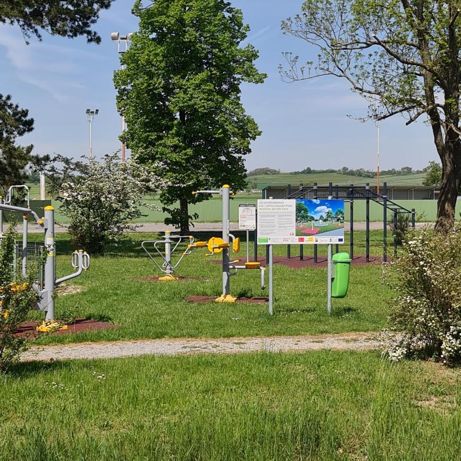Wolfis Appartement Neusiedl an der Zaya Esterno foto